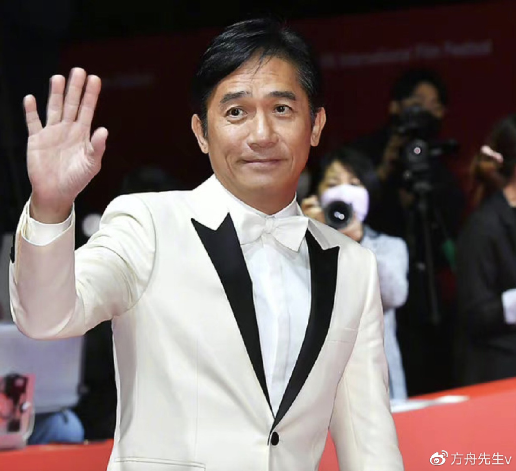 梁朝伟出席釜山电影节红毯，穿西装笑容腼腆，现场粉丝欢呼人气高休闲区蓝鸢梦想 - Www.slyday.coM