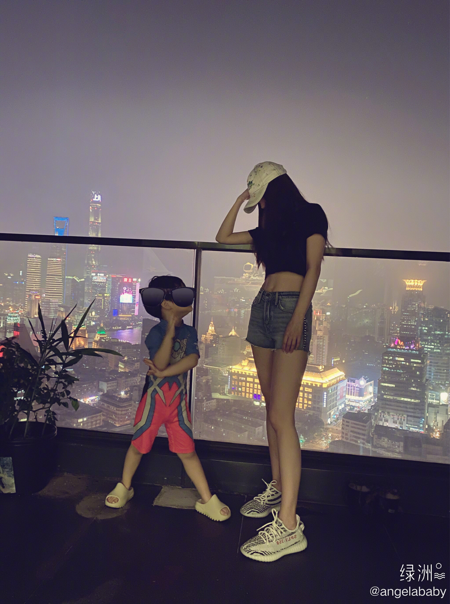 angelababy 在绿洲分享和小海绵在阳台合影
