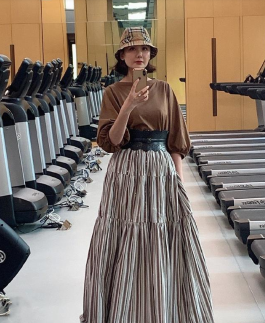 程莉莎颜值真抗打穿一身知性美的衣服现身机场素颜也超美的