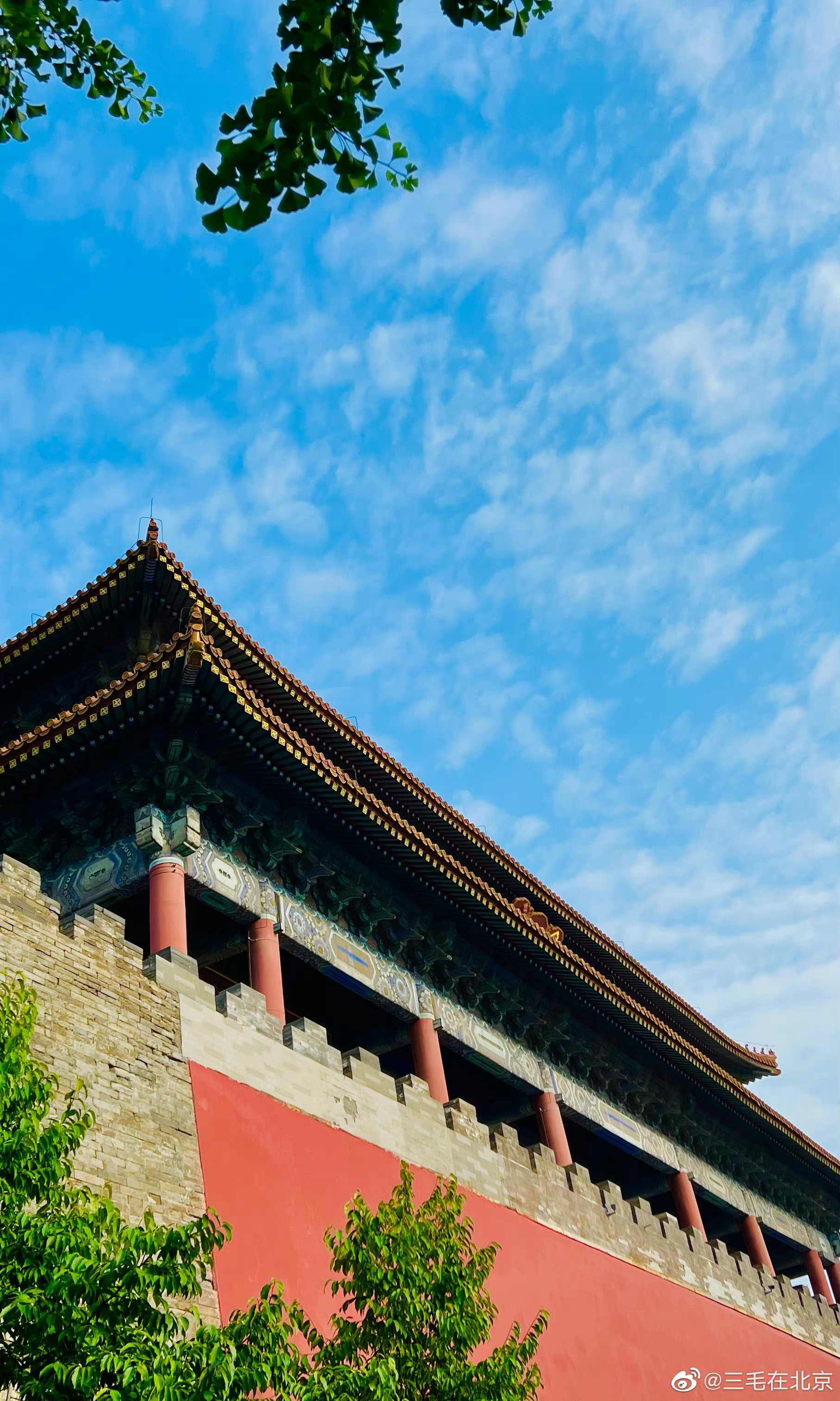 夏日 蓝天白云下的故宫东华门和午门 摄影__财经头条