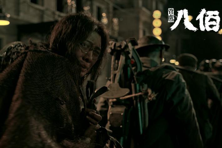 出演老算盘的张译,是《八佰》中隐秘又强大的颠覆式存在