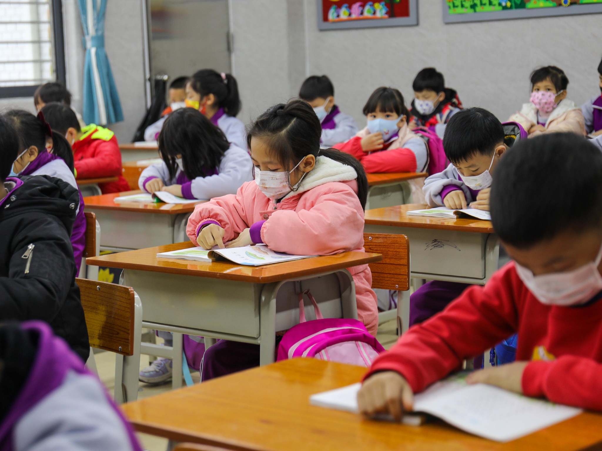 肇庆市第十六小学星湖校区学生积极参与猜灯谜.