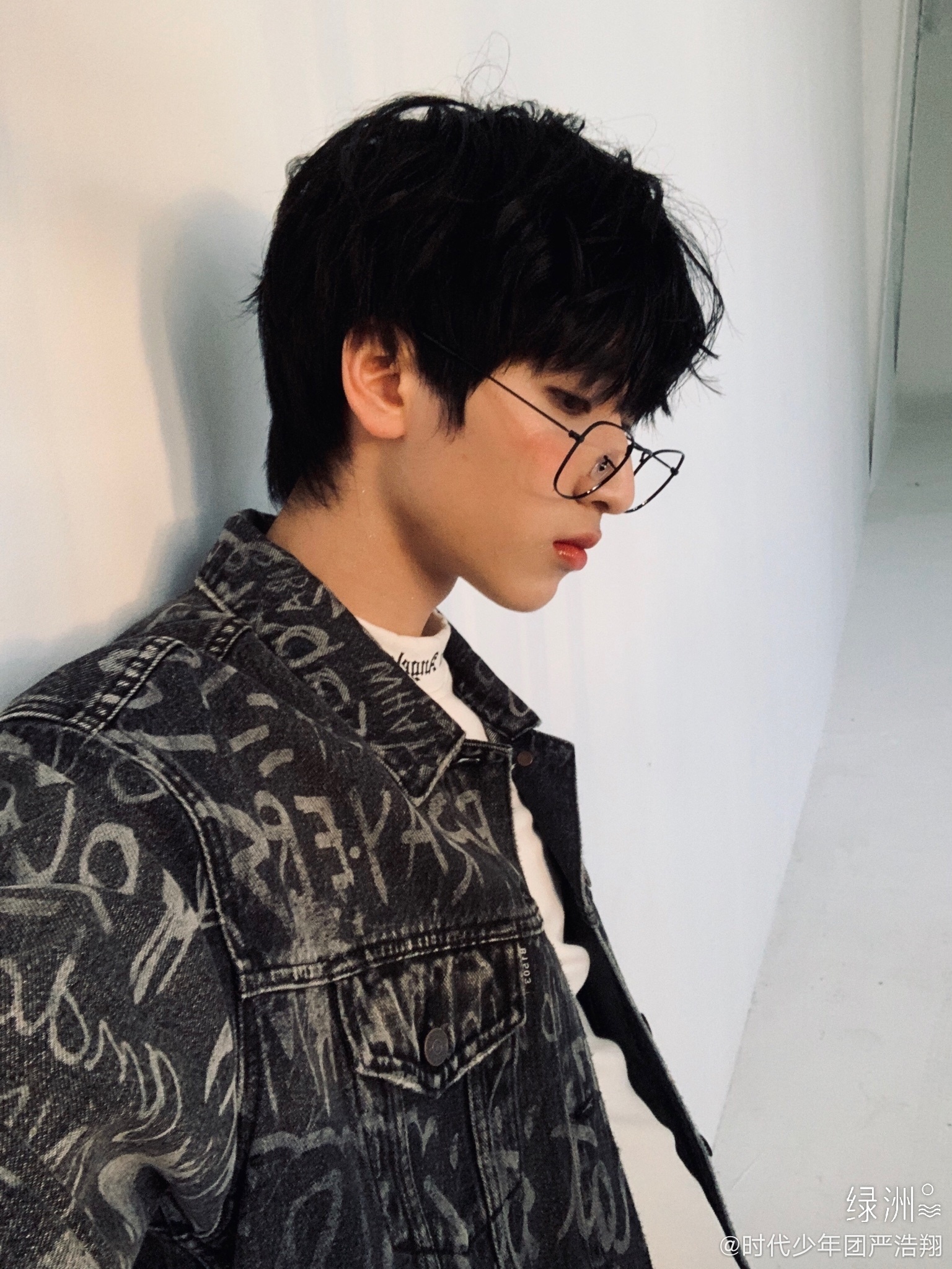 1 / 3 严浩翔自拍 严浩翔宿醉妆今天的香香戴眼镜啦!