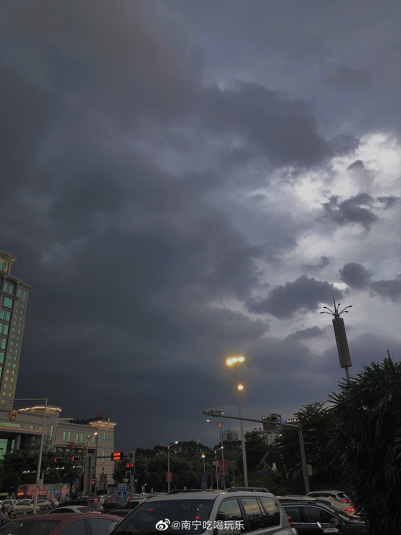 南宁今晚乌云密布,你回到家了吗