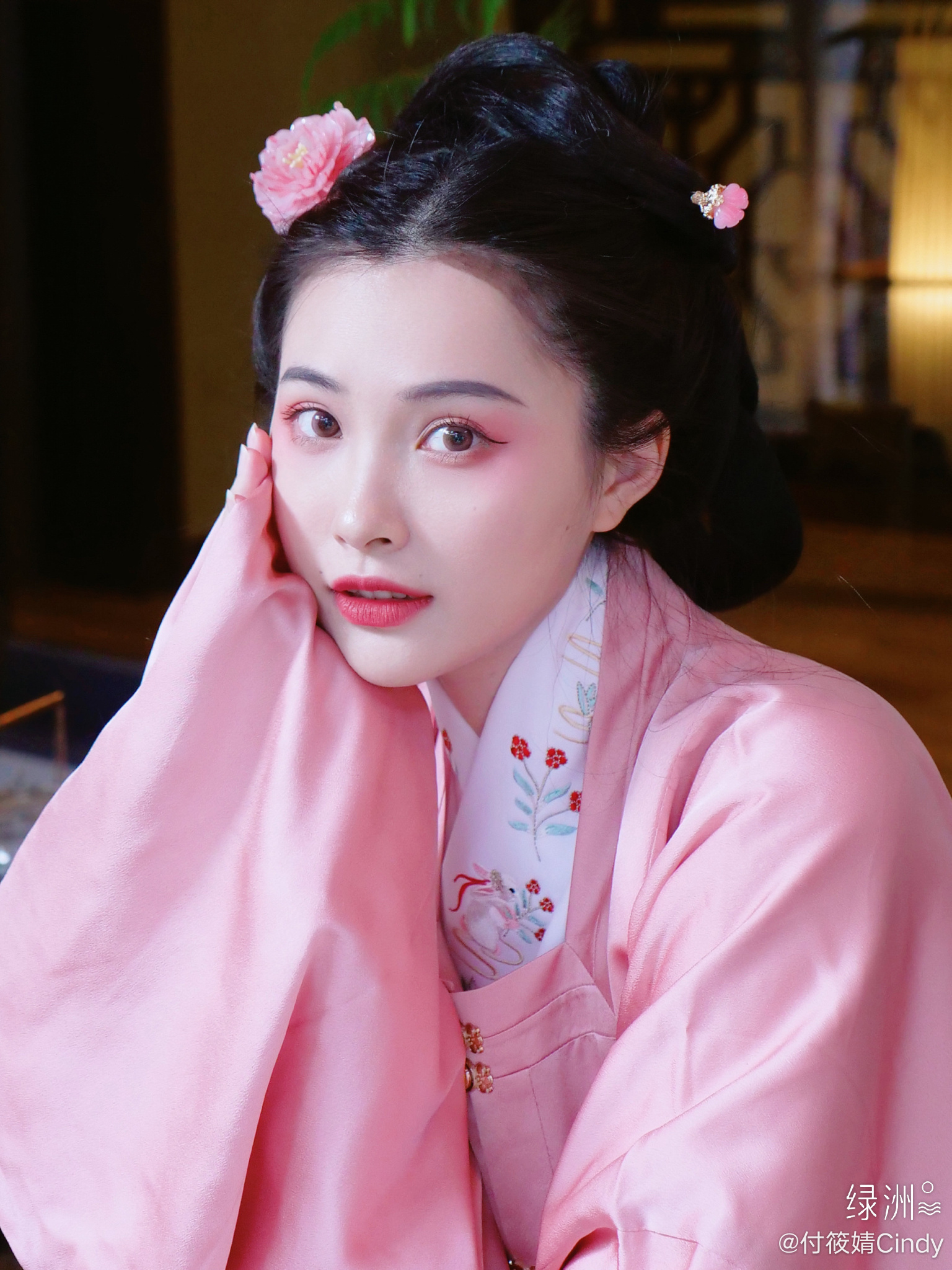 古代少女会画什么妆出游呢? 今天的妆容很简单!