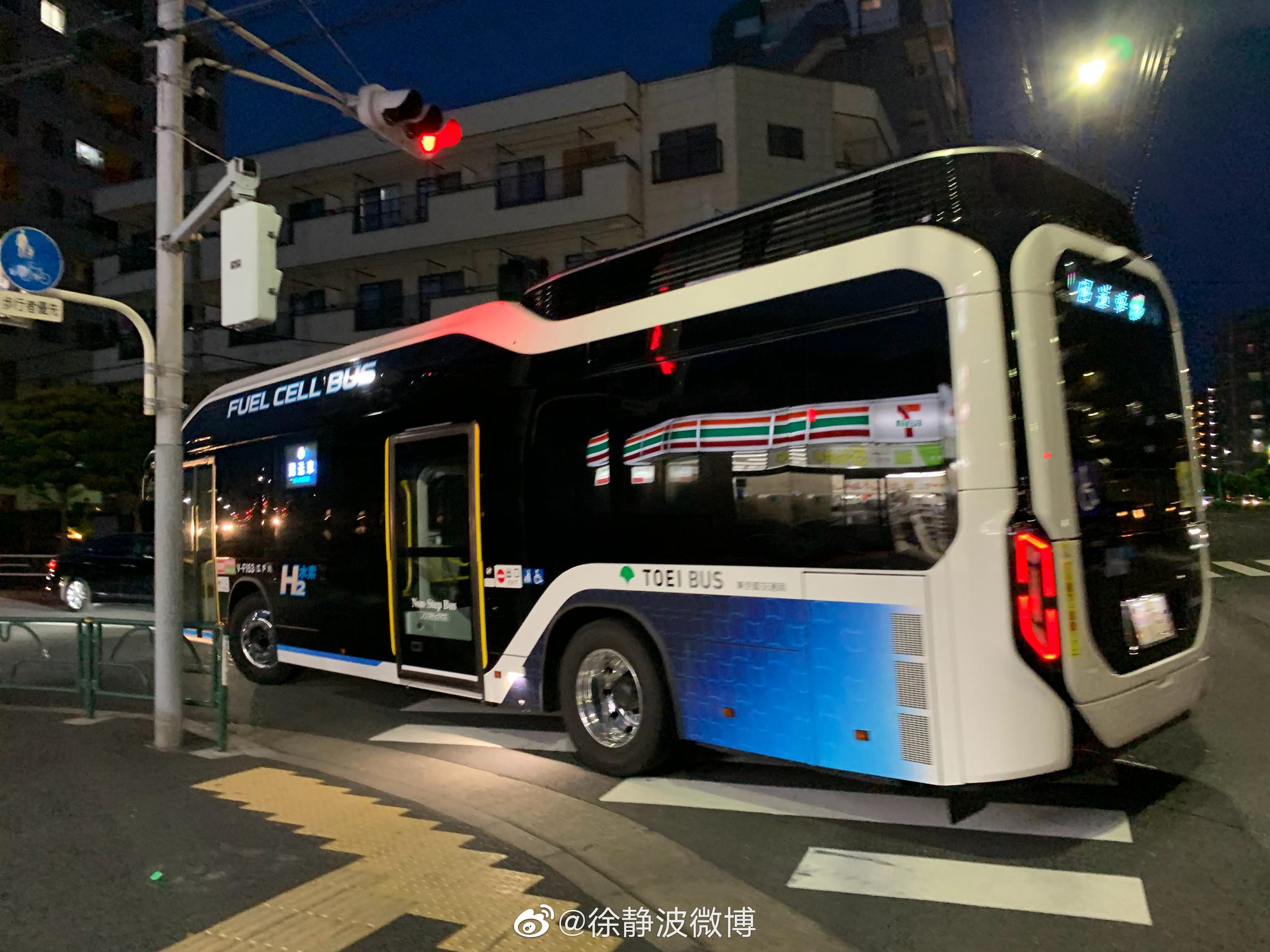 丰田的氢能源公交车从面前经过造型独特漂亮