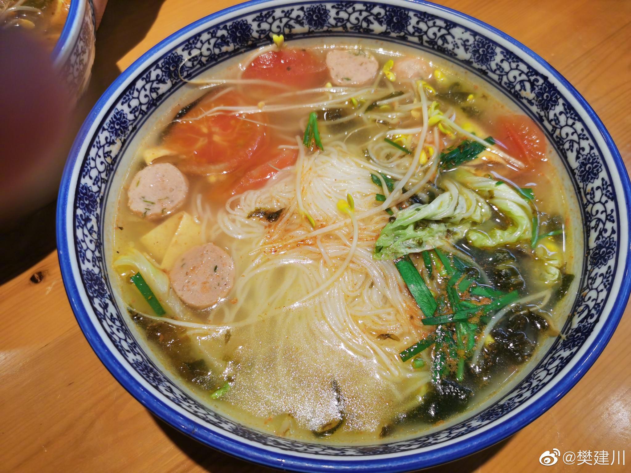 4条壮汉子4斗碗米线牛肉毛肚滑肉丸子