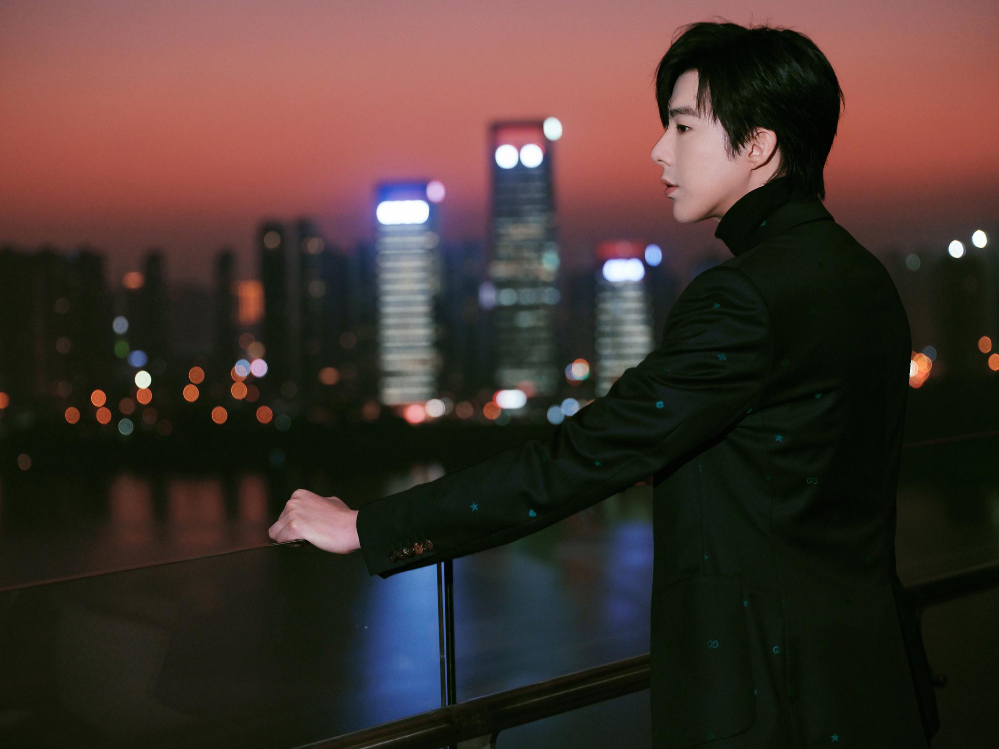 刘宇宁新造型太可了,酷黑西装上点缀银河风蓝色花纹,精巧大气