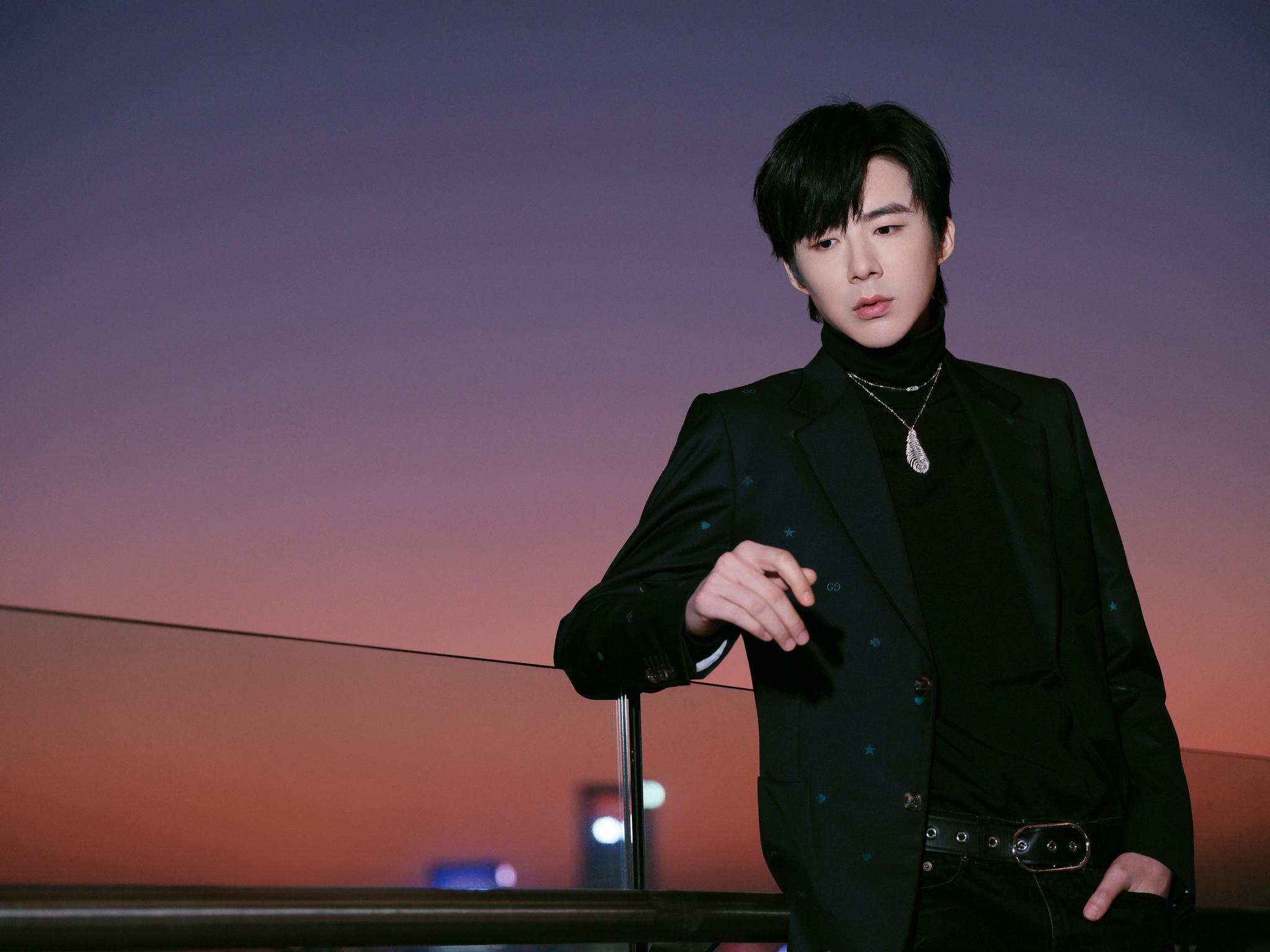 刘宇宁新造型太可了,酷黑西装上点缀银河风蓝色花纹,精巧大气