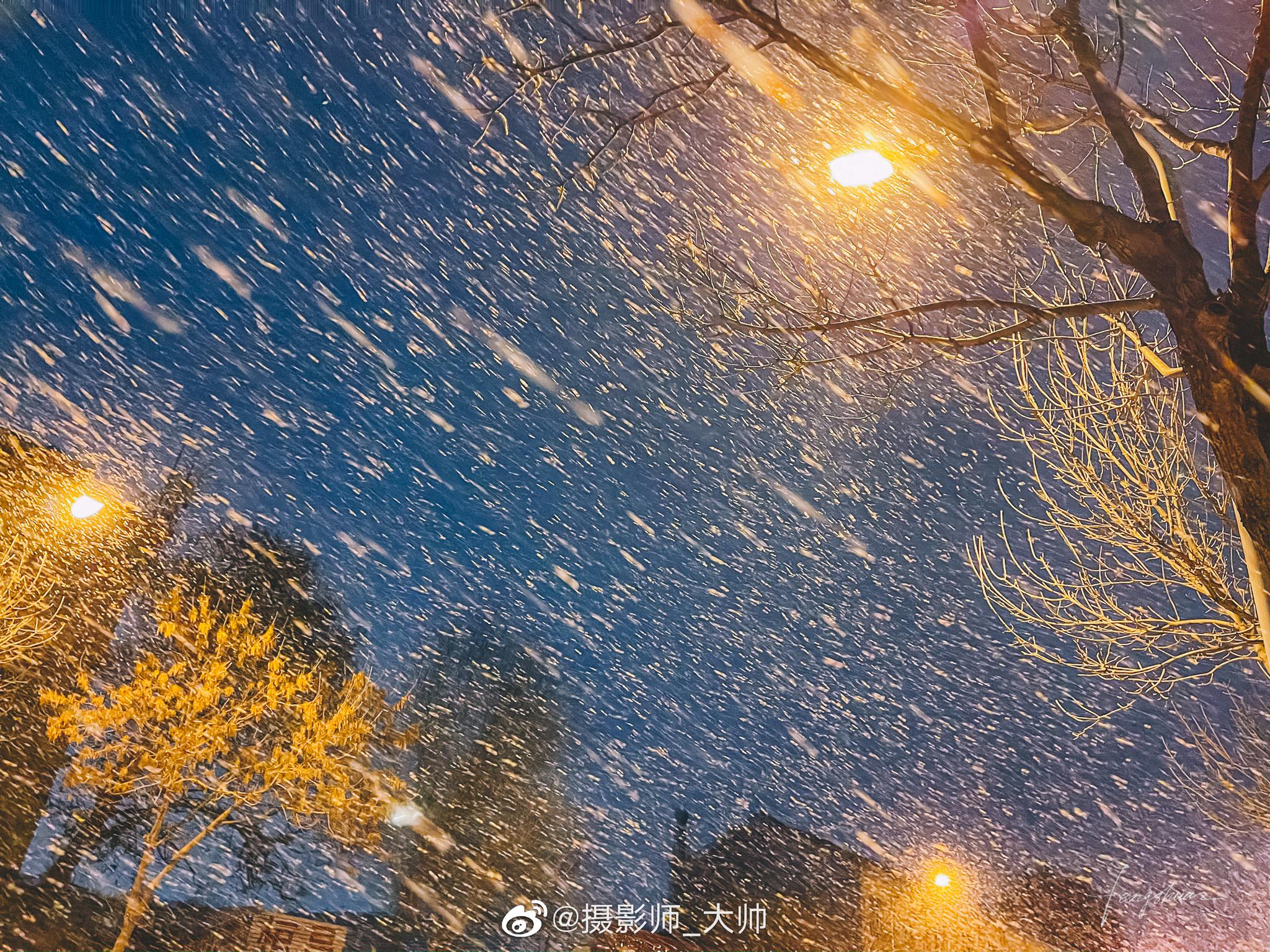 冬天夜晚路灯街道下雪摄影图配图高清摄影大图-千库网