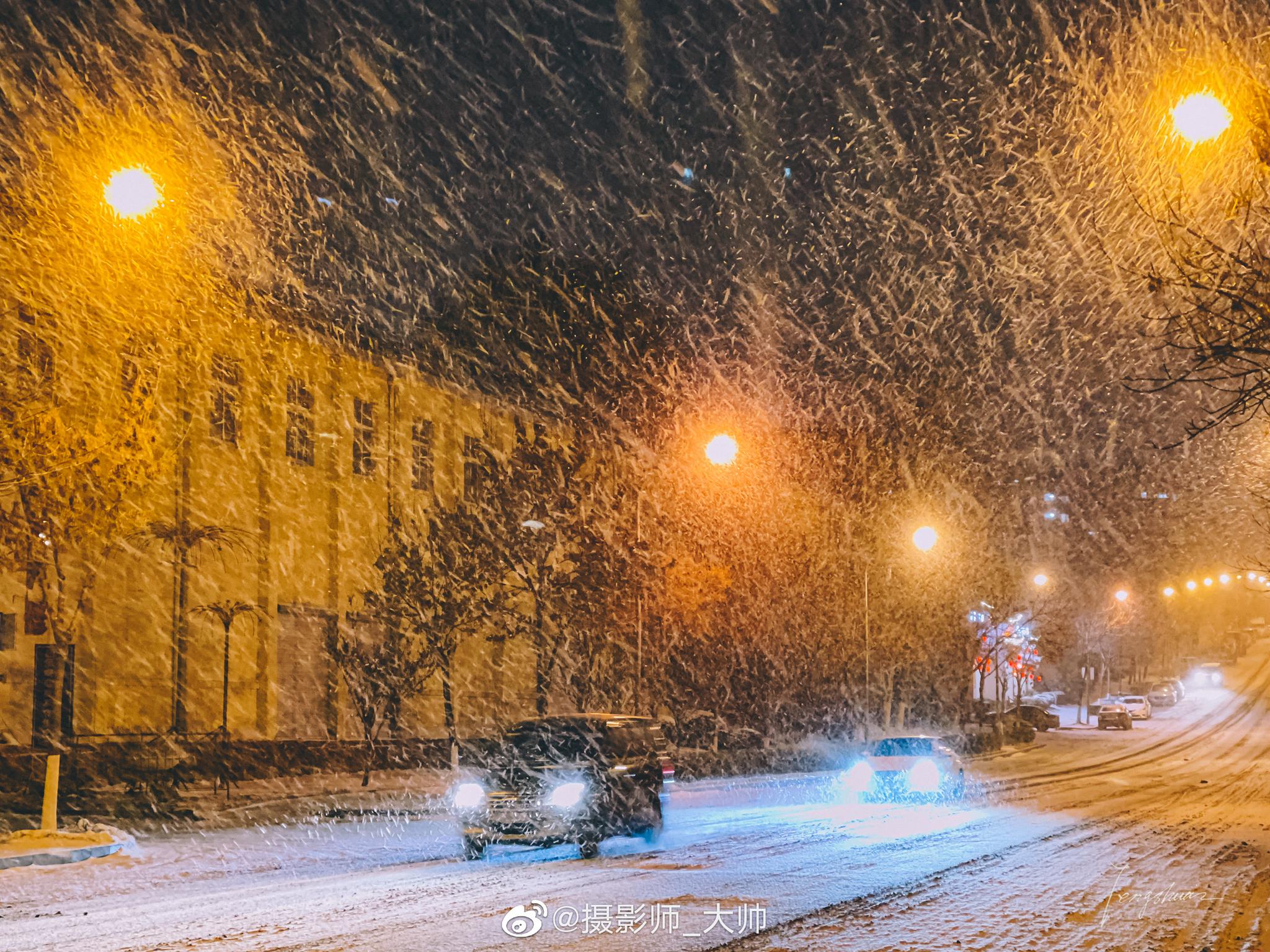 大雪寒冷冬季街道雪景摄影图高清摄影大图-千库网
