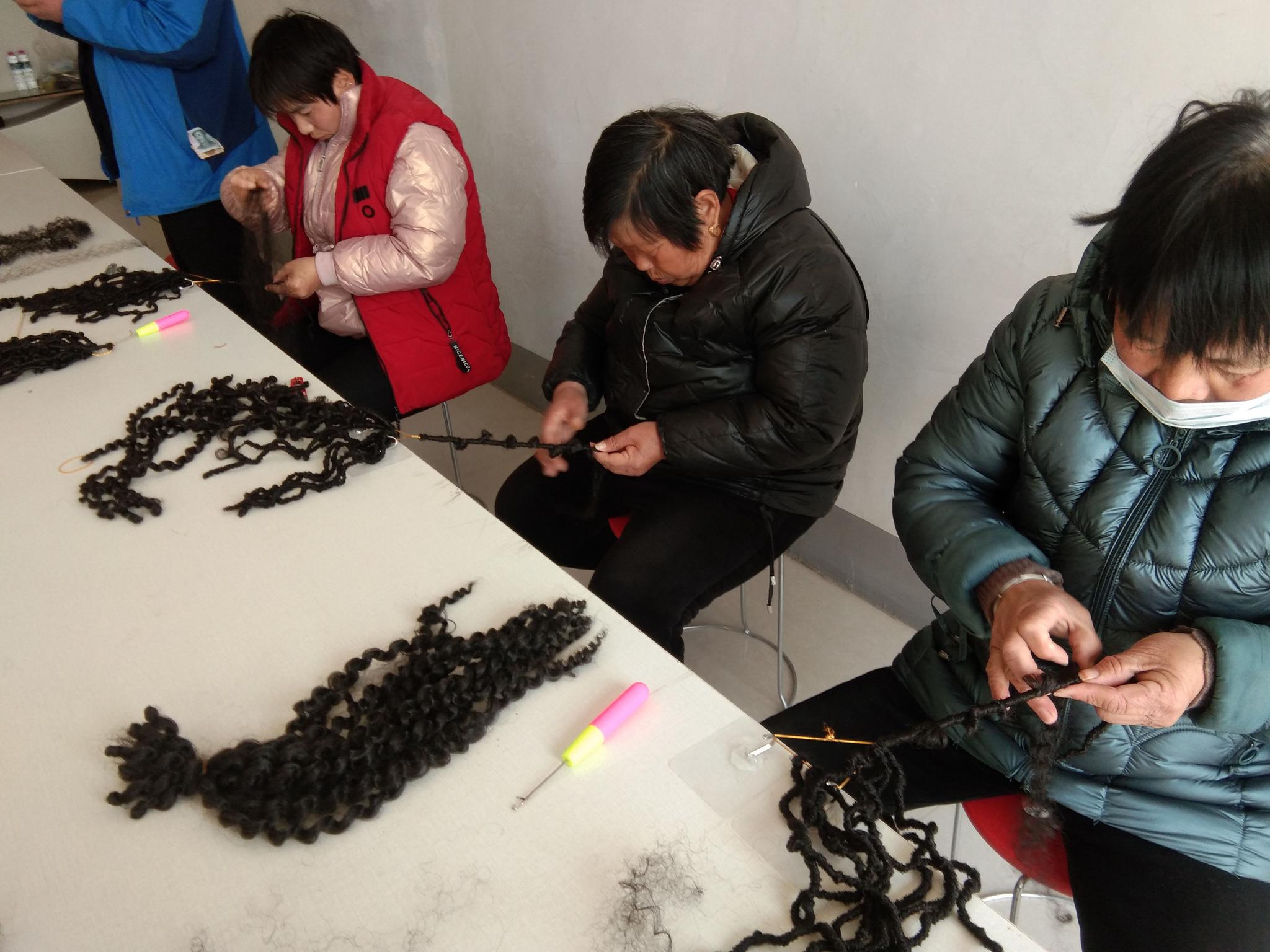 王集西村的假发加工车间成立于2020年,是一家生产各种纯手工假发