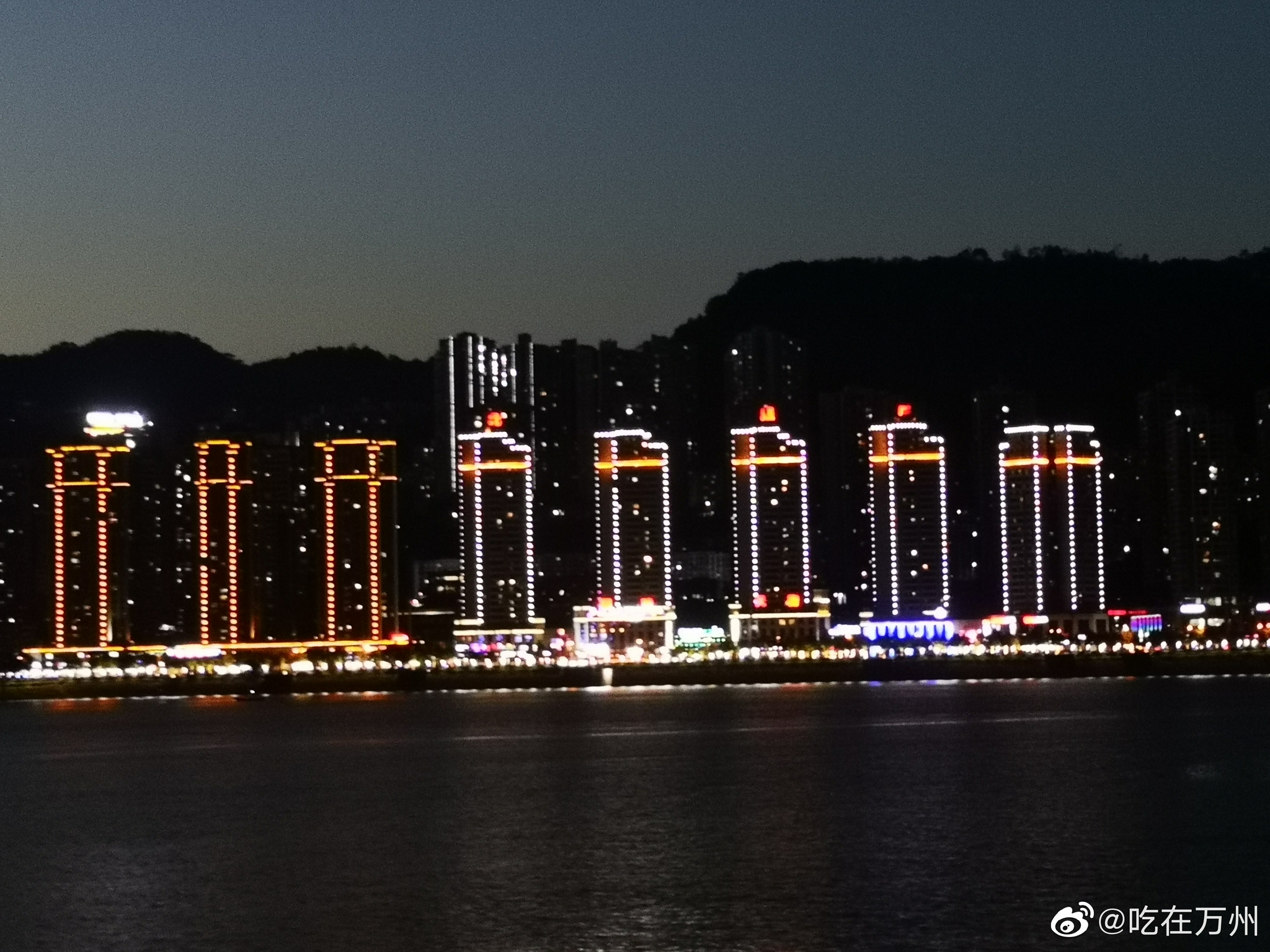 万州江南河风微微,夜色撩人,快来看夜景哟!__财经头条