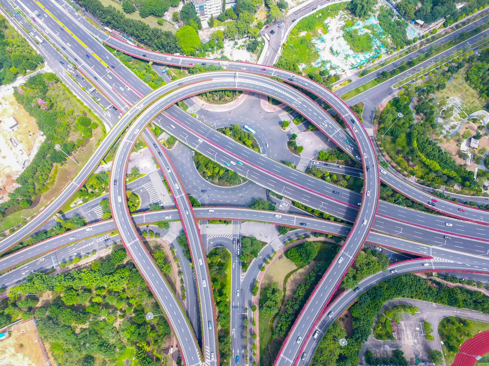 (环境)福州:三角梅扮靓城市 高架桥变身"花廊"