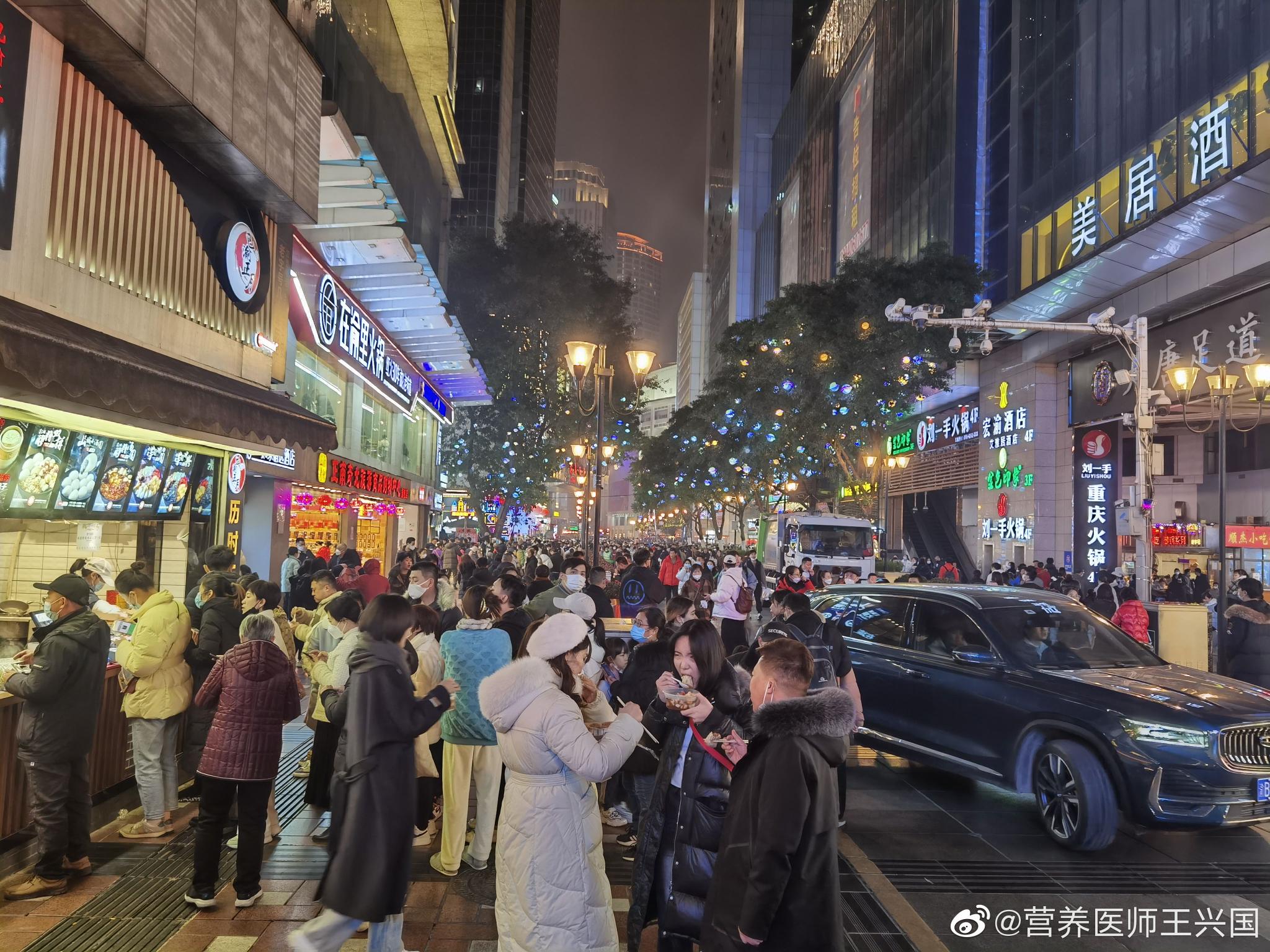 重庆的好吃街（小吃街）晚上实在太火了……__财经头条