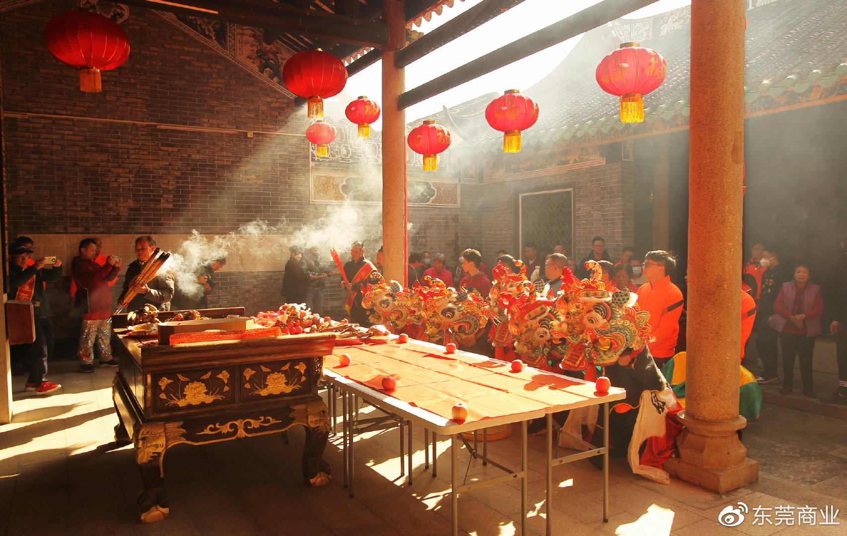 "在农历新年期间举行点灯仪式是我们客家人的一个传统,寓意添丁(灯