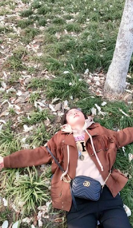 "本来想让他拍出花瓣落在身上的唯美画面,结果如图所示……生无可恋啊