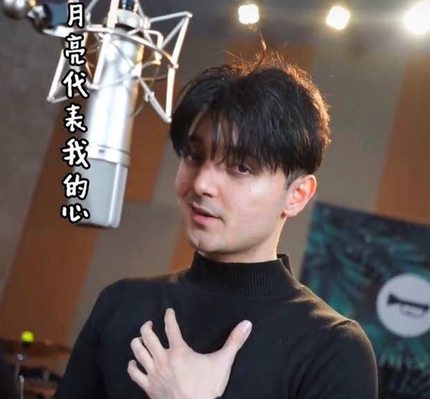 星光大道新疆童星阿尔法现在的照片 现状近照胡子拉碴非常憔悴脱发秃顶