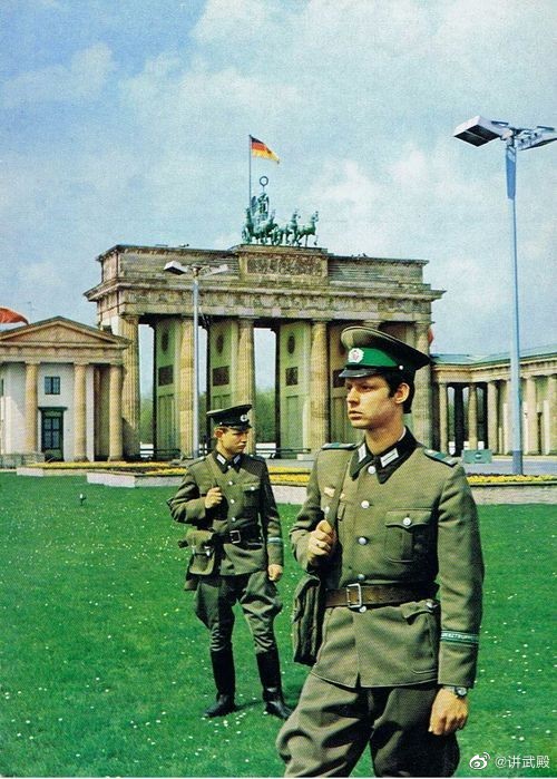 在勃兰登堡门执勤的东德边防军_高清图集_新浪网