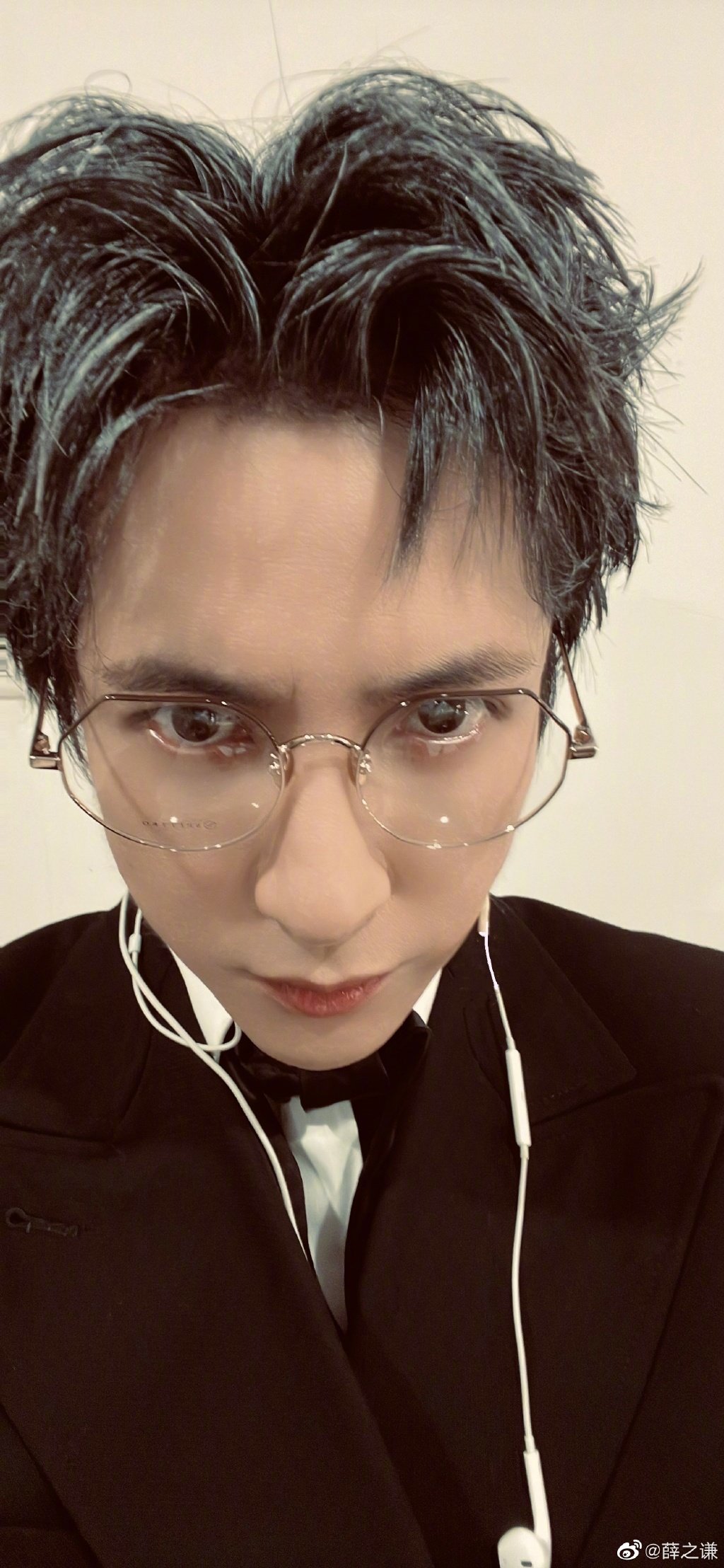 薛之谦灰发自拍救命我真的会反复爱上薛之谦的灰发顺毛好乖