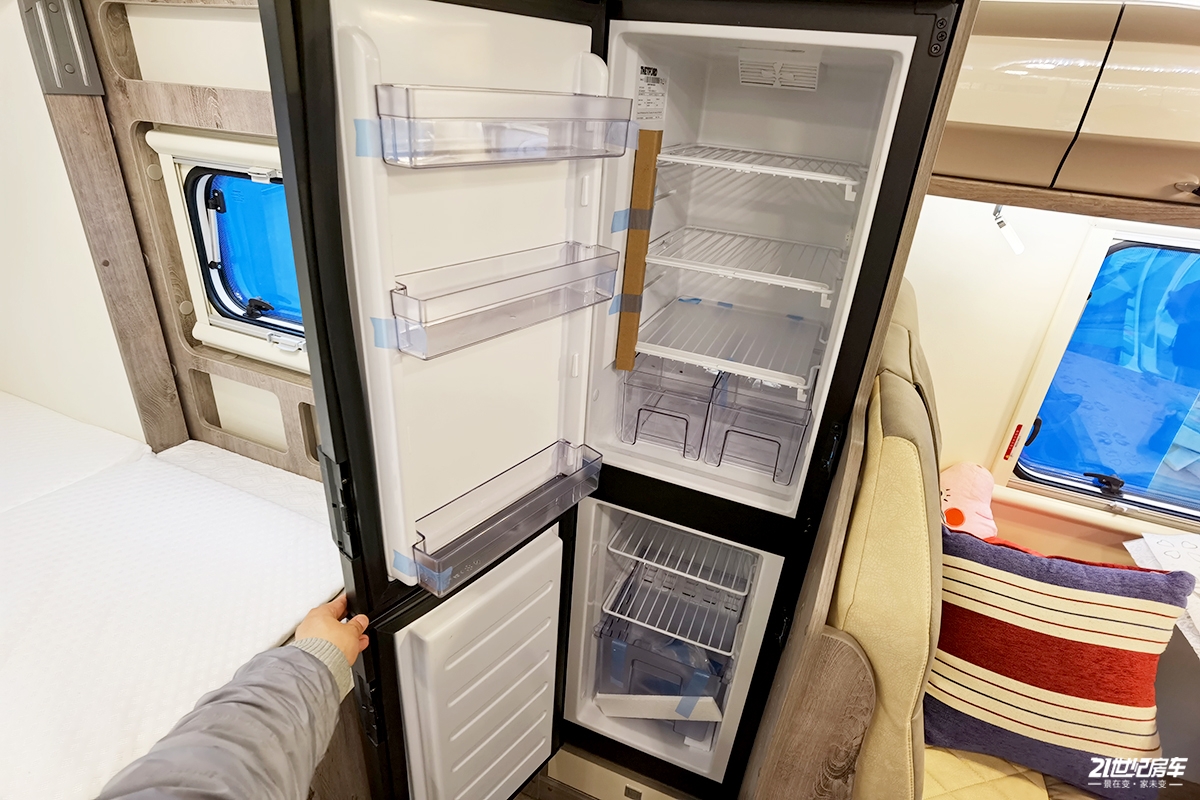 卡座后方配有156l赛特福德双开门冰箱,冷藏冷冻都可以,可以防止旅途中