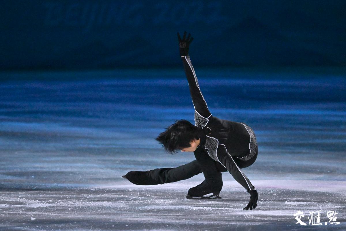 羽生結弦亮相首都體育館俯身親吻冰面