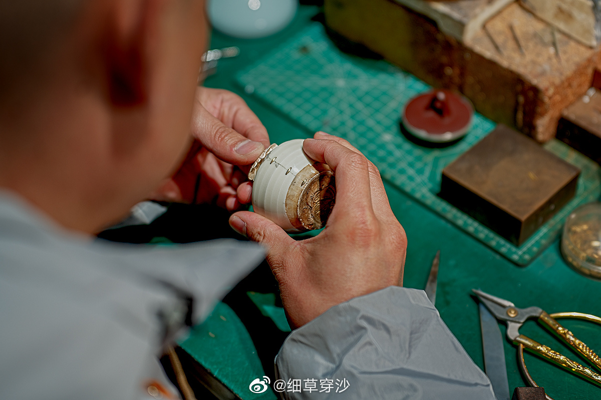民间俗语:"没有金刚钻,别揽瓷器活",说的就是锔瓷.