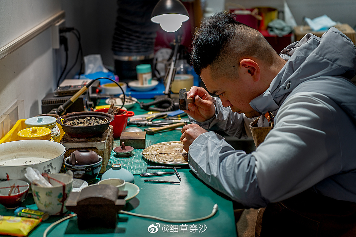 民间俗语:"没有金刚钻,别揽瓷器活",说的就是锔瓷.