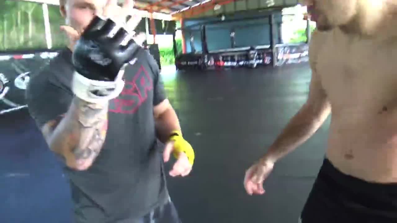 戴拳套和裸拳打人哪个更疼 外国小哥直接用身体测试