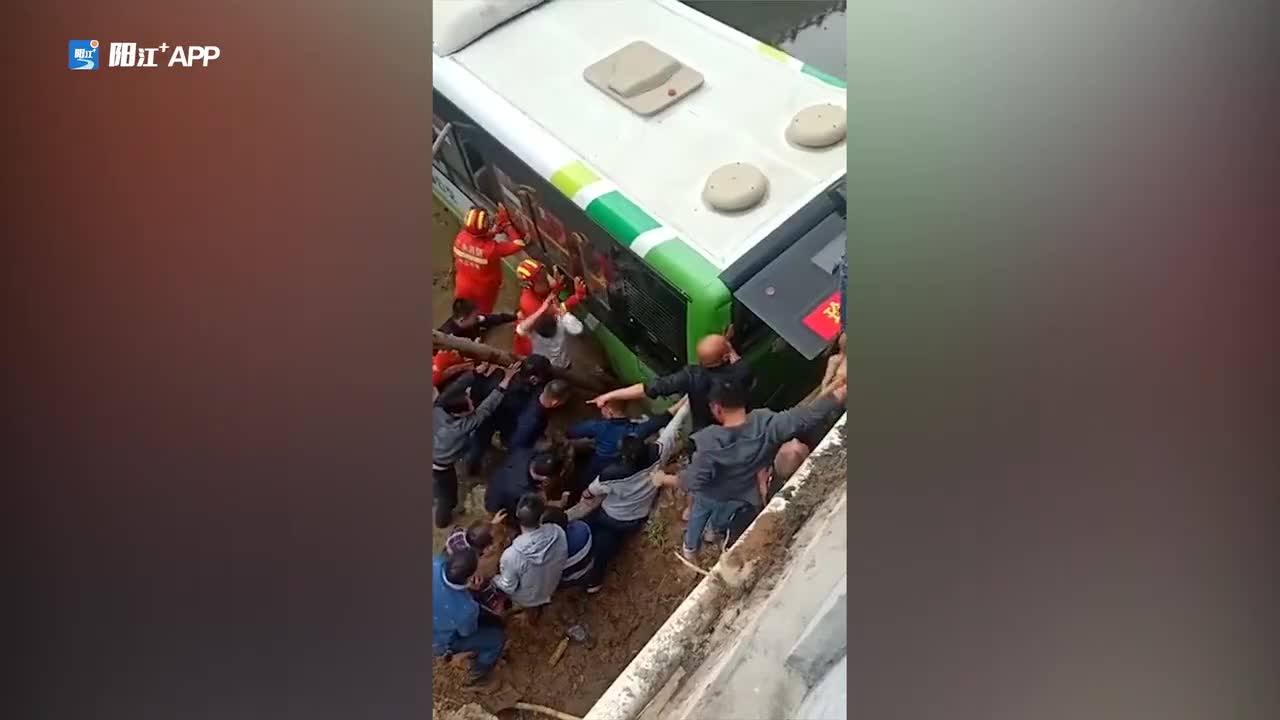 突发 公交车坠河 阳江八甲镇警民用 如来神掌 生命的木棍 抬车救人 突发 公交车坠河 阳江八甲镇警民用 如来神掌 生命的木棍 抬车救人