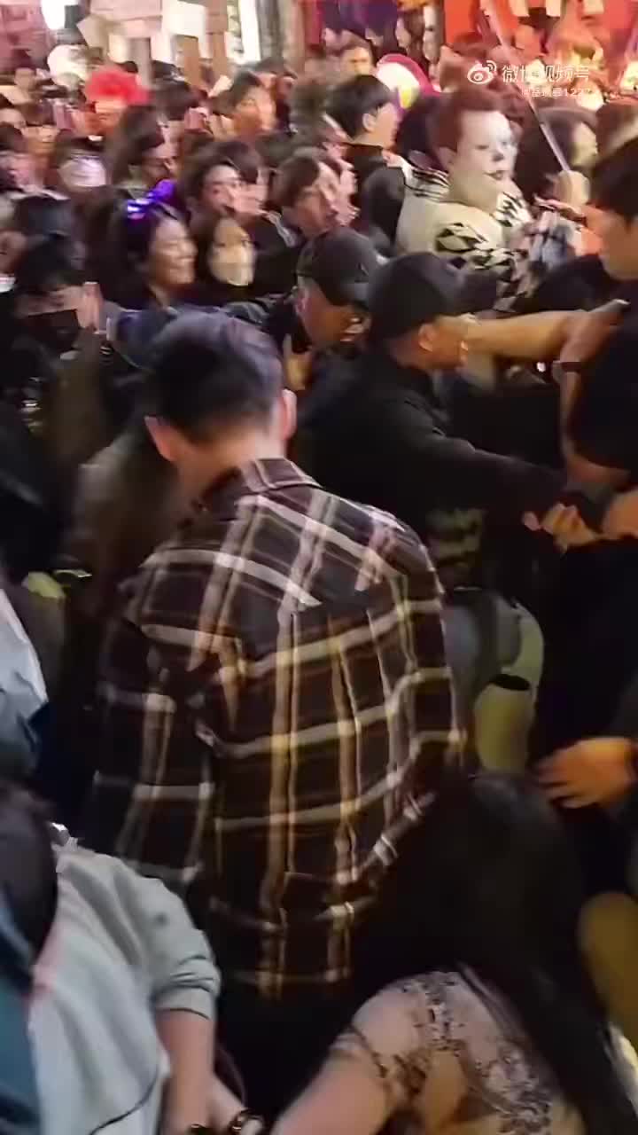 所以在人多的地方就讲点道德，不要推搡……_新浪新闻