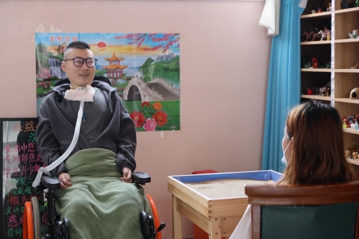 受伤瘫痪后，曾是消防员的他，成了最会游戏的心理咨询师休闲区蓝鸢梦想 - Www.slyday.coM