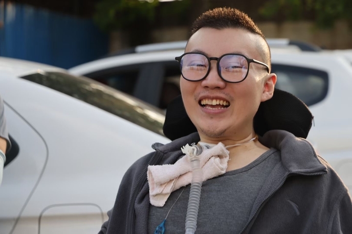 受伤瘫痪后，曾是消防员的他，成了最会游戏的心理咨询师休闲区蓝鸢梦想 - Www.slyday.coM