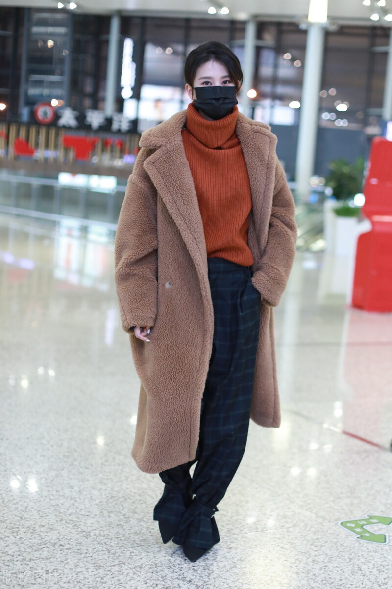 乔欣穿米橙色摇粒绒保暖时髦穿搭精致是美少女一枚