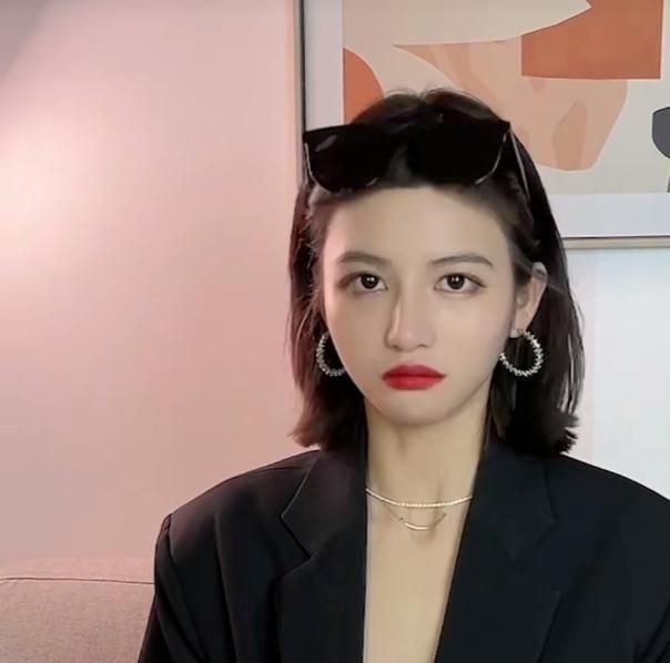 林晚晚走红后也开始带闺蜜视频风格刻意模仿郝一点