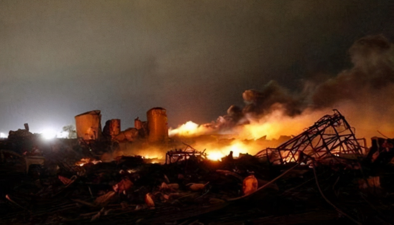 美国后院起火,市中心发生大爆炸,军事基地被烧,谁干的?