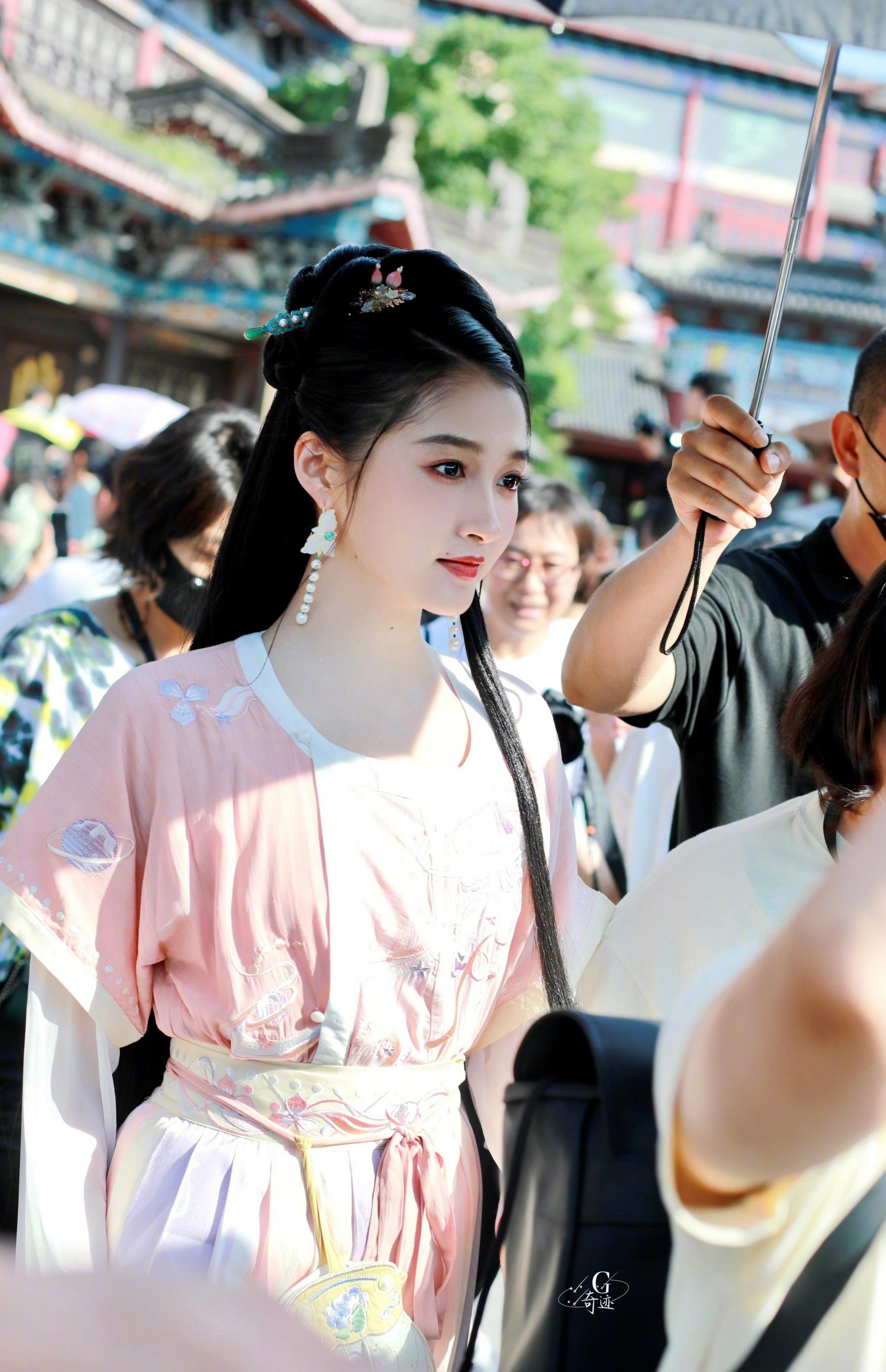 关晓彤新综艺饭拍图,粉色古装造型,灵动又可爱,状态太好了