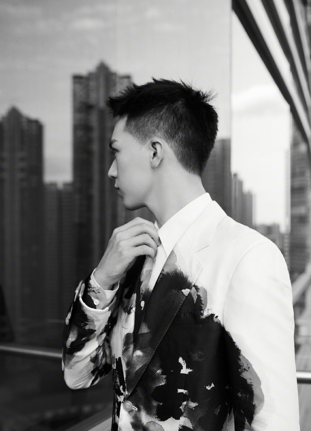 许魏洲这雕刻般的五官,深邃迷人,又凌厉又柔和,少年感十足_高清图集