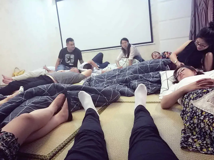 我去找在外地打工的老婆,看到她和5个男人同住后,我瞬间崩溃了休闲区蓝鸢梦想 - Www.slyday.coM 我去找在外地打工的老婆,看到她和5个男人同住后,我瞬间崩溃了休闲区蓝鸢梦想 - Www.slyday.coM