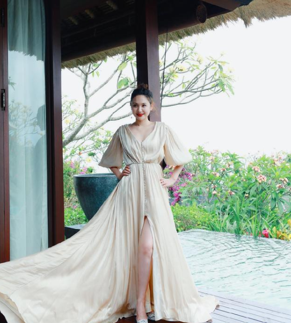 程莉莎颜值真抗打穿一身知性美的衣服现身机场素颜也超美的