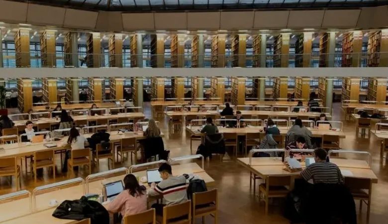 我卷碍着你了一张清华教室实拍图引众网友群嘲高学历低素质