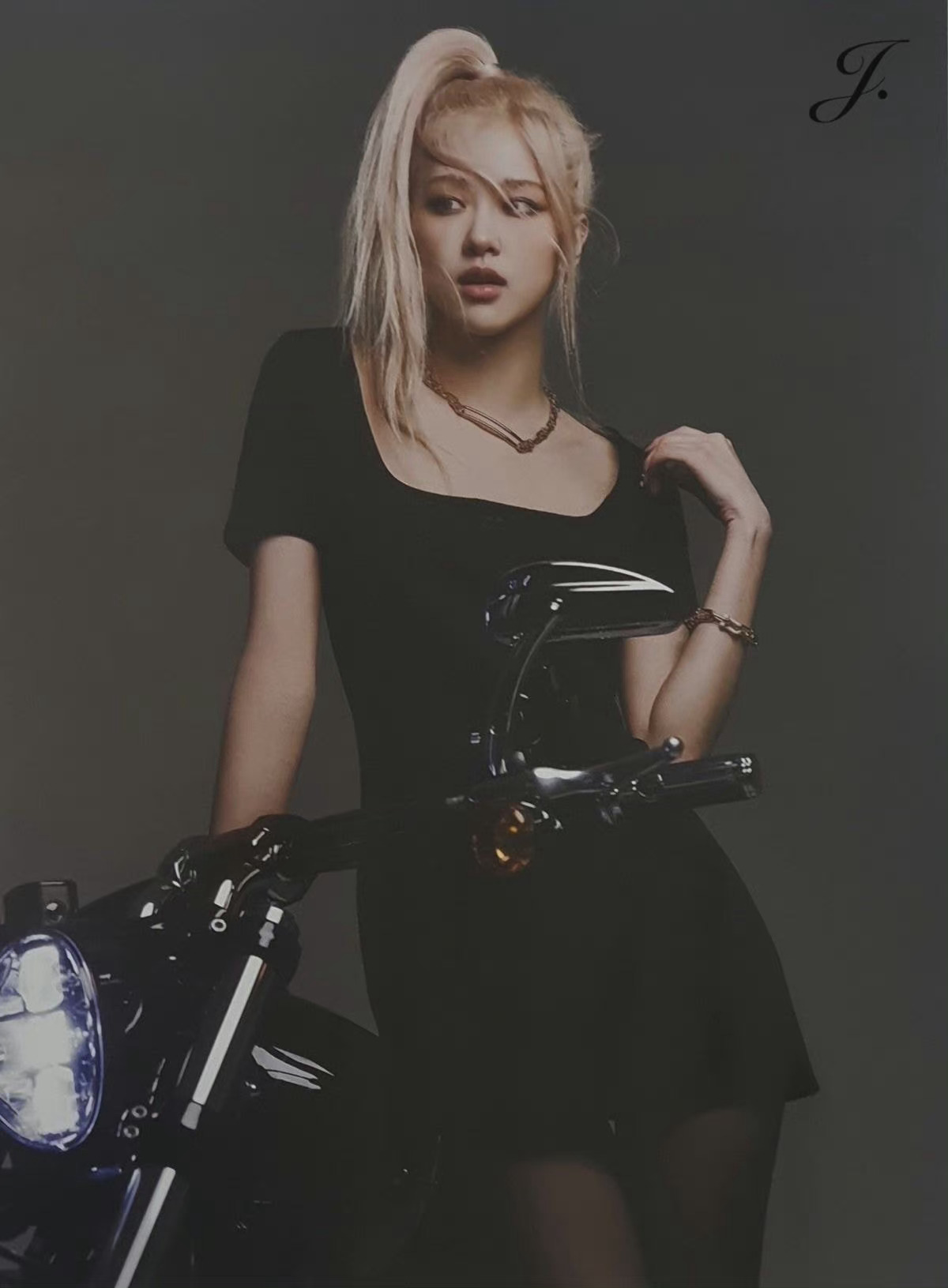 姐姐真的可以轻松驾驭各种风格!喜欢!