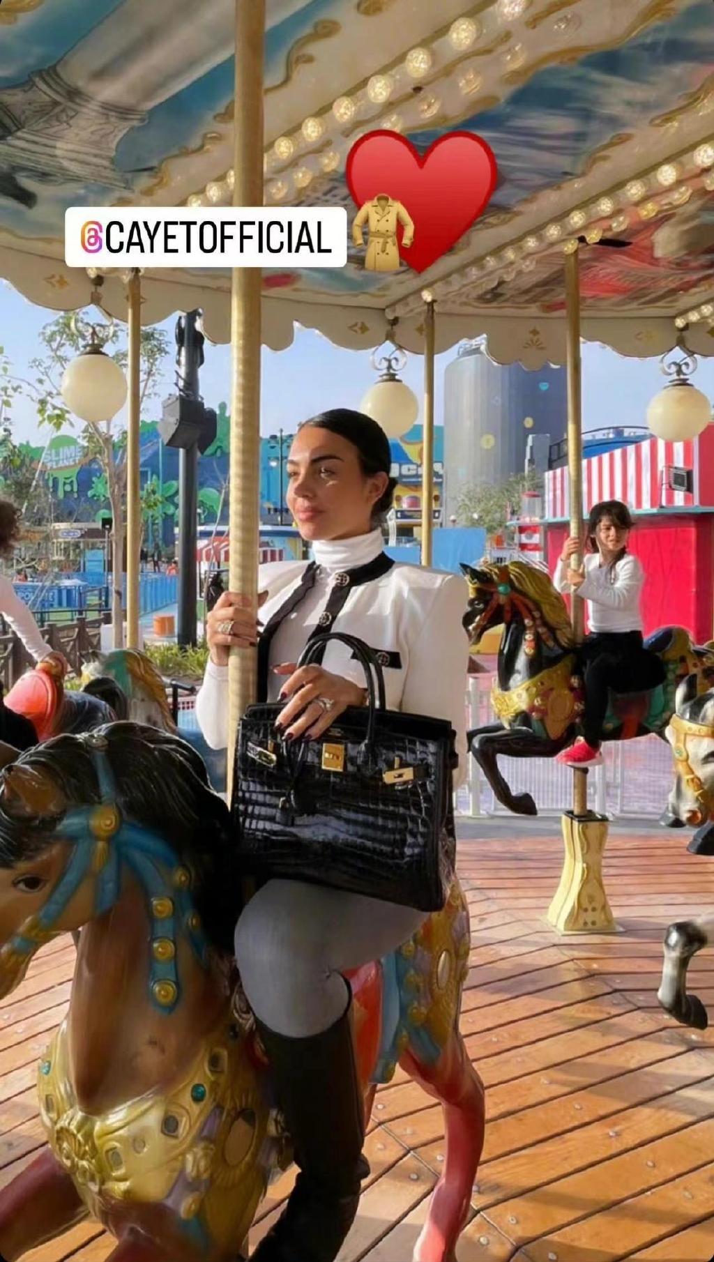 c罗一全家出游乔治娜拎爱马仕炫富踩20公分高跟鞋变维密超模