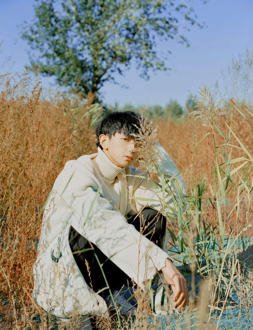 《快把我哥带走》中他是时秒暗恋对象,今穿t恤配马甲,清爽呆萌