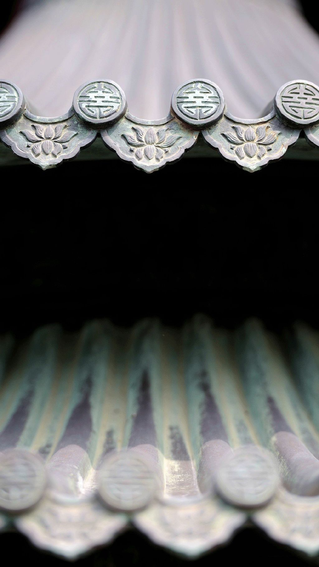 所以为了防火,故宫给藏书阁屋顶覆以黑色琉璃瓦.