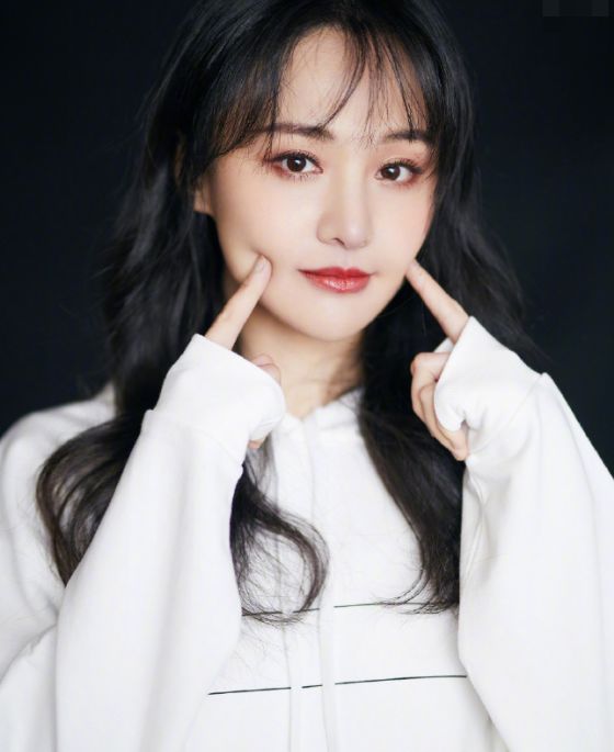 有一种颜值叫郑爽化浓妆,眯眼那刻,这眼妆是有多浓啊