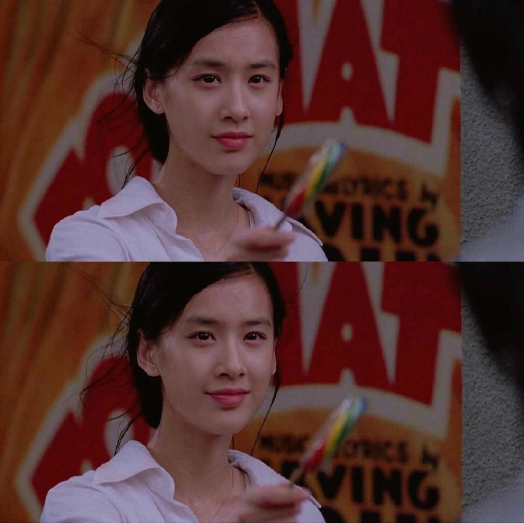 2003年,黄圣依参演了《红苹果乐园》,她在其中饰演校花江玲达.