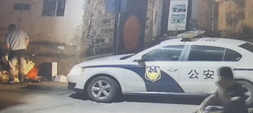 深夜，小伙猛翻垃圾堆，只为了一个承诺……承载的却是女孩的梦想！休闲区蓝鸢梦想 - Www.slyday.coM