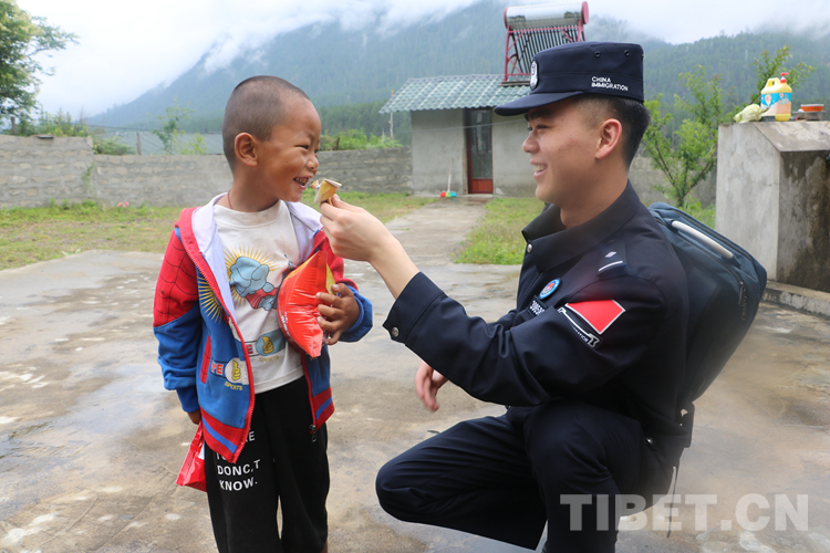 西藏林芝：“背包民警”的“十二时辰”休闲区蓝鸢梦想 - Www.slyday.coM