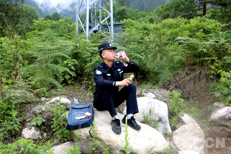 西藏林芝：“背包民警”的“十二时辰”休闲区蓝鸢梦想 - Www.slyday.coM